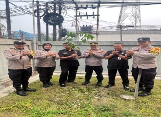 Polsek Pekanbaru Kota Tanam Bibit Pohon, Dukung Gerakan Green Policing Dan Peduli Lingkungan