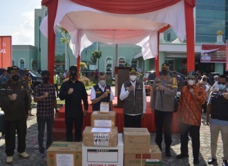 SEBAGAI UPAYA MEMERANGI COVID-19, GUBERNUR RIAU BERIKAN BANTUAN 50.000 VAKSIN UNTUK MASYARAKAT KOTA PEKANBARU