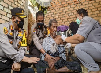 KAPOLRESTA PEKANBARU BLUSUKAN, WARGA : ENAK TAK REPOT, PETUGAS VAKSIN YANG LANGSUNG DATANG