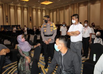 Kapolresta Pekanbaru Kunjungi Kegiatan Vaksinasi Massal