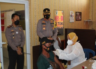 Kapolresta Pekanbaru Lakukan Pengecekan Vaksinasi Covid-19 Massal Di Wilayah Hukum Polsek Bukit Raya