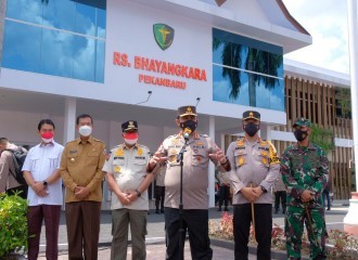 Kunjungi Vaksin Center, Wakapolri Tinjau Vaksinasi Dan Berikan Bantuan Masyarakat