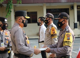 Kapolresta Pekanbaru Berikan Penghargaan Personel Polri Dan PNS Polri Yang Berprestasi