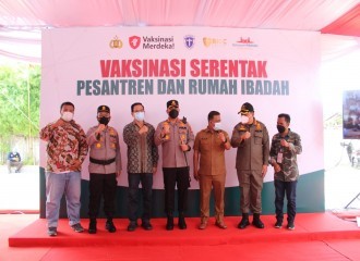 Hadiri Pelaksanaan Vaksinasi Merdeka Di GBI, Kapolresta Berikan Tali Asih Dan Bansos Secara Simbolis