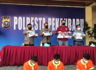 Kapolresta Pekanbaru Melakukan Pemusnahan Benda Sitaan/Barang Bukti Narkotika Jenis Shabu, Serbuk Ektasi, Dan Pil Ektasi Di Halaman Belakang Mako Polresta Pekanbaru