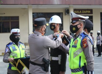 Kapolresta Pekanbaru Kombes Pol. Dr. Pria Budi, S.I.K., M.H., Pimpin Apel Gelar Pasukan Operasi Patuh Lancang Kuning 2021 Yang Diadakan Serentak Di Seluruh Indonesia Di Halaman Belakang Mako Polresta Pekanbaru