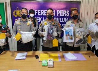 Kapolresta Pekanbaru Melakukan Pengungkapan Kasus Pembunuhan Di Hotel Holiday Pekanbaru