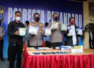 Kapolresta Pekanbaru Melakukan Pengungkapan Tindak Pidana Narkotika Jenis Shabu Di Halaman Belakang Mako Polresta Pekanbaru