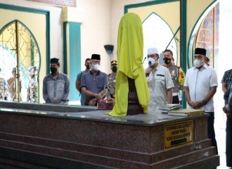 Kapolresta Pekanbaru Dampingi Kapolda Riau Ziarah Ke Komplek Makam Marhum Pekan