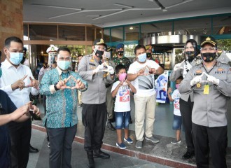 KAPOLRESTA PEKANBARU PIMPIN BAGI MASKER KEMASYARAKAT