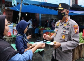 Guna Memutus Penyebaran Covid 19, Kapolresta Pekanbaru Bagikan Masker Ke Pedagang Dan Pengunjung Pasar Sago