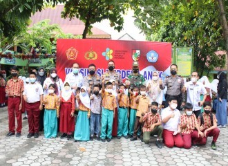 Kapolresta Kombes Pol. Dr. Pria Budi, S.I.K., M.H., Tinjau Pelaksanaan Vaksinasi Merdeka Anak 6 Sampai 11 Tahun Di Sekolah Masa Lalu Di SDN 3 Pekanbaru.