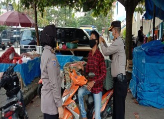 Polresta Pekanbaru Tinjau Pelaksanaan Vaksinasi Merdeka Anak Dan Pembagian Masker Kepada Pedagang Dan Pengunjung Pasar