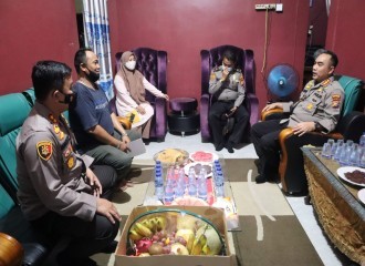 Kapolresta Pekanbaru Sambangi Rumah Kediaman Bripka Octavianus Sebagai Apresiasi Dan Dukung Dalam Menggagalkan Aksi Jambret