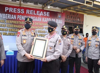 Kapolresta Pekanbaru Dampingi Kapolda Riau Berikan Reward Kepada Personil Yang Berhasil Menggagalkan Jambret