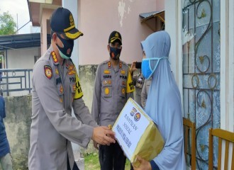 KAPOLRESTA PEKANBARU BAGIKAN BANTUAN KEMANUSIAAN SEMBAKO KEPADA WARGA KELURAHAN TOBEK GADANG KECAMATAN TAMPAN