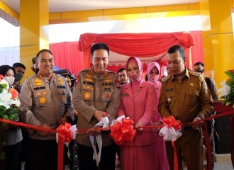 Didampingi Kapolresta Pekanbaru, Kapolda Riau Resmikan Gedung Mapolsek Payung Sekaki
