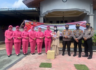 HUT Bhayangkara Ke -76, Polresta Pekanbaru Beserta Bhayangkari Kunjungi Keluarga Purnawirawan.