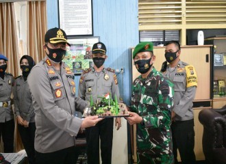 KAPOLRESTA PEKANBARU UCAPKAN HUT TNI KE - 75 DENGAN KUNJUNGI KEKODIM 0301 PEKANBARU DAN POM TNI 