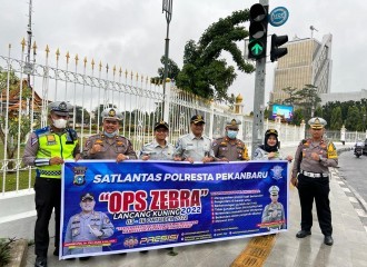 Kampanyekan Penggunaan Helm Untuk Anak, Polresta Pekanbaru Bagikan Helm Kepada Pengendara