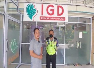 Pak Ekip : "Bantu Kawal Anak Saya Sampai Rumah Sakit Pak.."