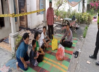 Polsek Rumbai Polresta Pekanbaru Membantu Warga Muara Fajar Korban Kebakaran