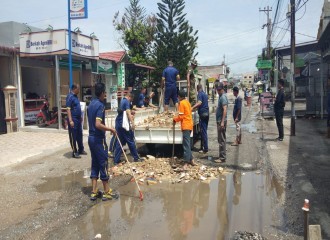 Warga Keluhkan Jalan Rusak Dan Berlubang Polsek Tampan Dan Warga Turun Lakukan Semenisasi Di Jalan Suka Karya Kec. Tuah Madani Pekanbaru