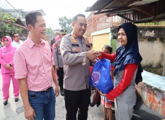 Polresta Pekanbaru Serahkan Bansos 'Seribu Berjuta Makna' Penggalangan Personel Jajaran