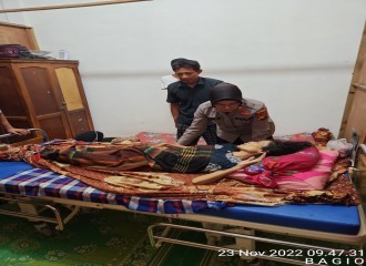Kapolsek Payung Sekaki Salurkan Bansos, Serta Serahkan 1 Unit Bed Ranjang Medis