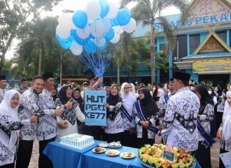 Kapolresta Pekanbaru Polda Riau Peringati Hari Guru Di SMA Negeri 8