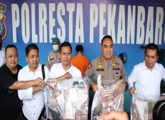 Jajaran Satuan Reserse Narkoba (Sat Resnarkoba) Polresta Pekanbaru, Berhasil Meringkus Seorang Bandar Narkoba Jaringan Internasional Di Daerah Mandau, Kabupaten Bengkalis, Riau.