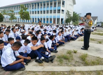 Bhabinkamtibmas Sungai Sibam Dan Bhabinkamtibmas Binawidya Polsek Tampan Polresta Pekanbaru Polda Riau Beri Penyuluhan Di SMP 45 Pekanbaru