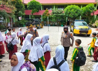 Menggunakan Mobil Patroli, Kapolresta Pekanbaru Polda Riau Kombes Pol Dr. Pria Budi SIK MH, Melalui Kapolsek Senapelan Kompol Arry Prasetyo Mengantarkan Siswa-Siswi SDN 002 Dan 003 Pekanbaru Yang Hendak Pulang Sekolah.