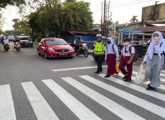 Sat Lantas Polresta Pekanbaru Bantu Urai Kemacetan Dan Sebrangi Para Pelajar