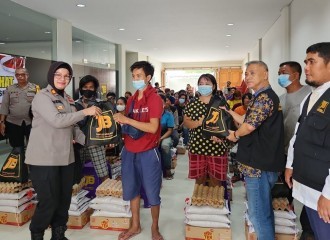 Polsek Payung Sekaki Bersama JB Bagikan 51 Paket Bansos Serta Jenguk Warga Yang Sakit Stroke