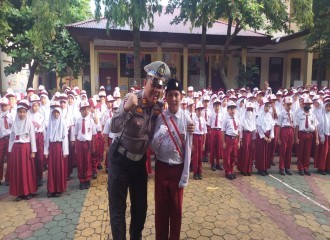 KAMPANYEKAN KESELAMATAN LALU LINTAS,MELALUI PEMBINA UPACARA.