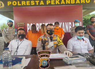 POLRESTA PEKANBARU RINGKUS TIGA PELAKU SINDIKAT PENIPUAN MODUS HIPNOTIS ANTAR PROVINSI, SATU DPO