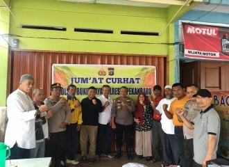 Gelar Jumat Curhat, Kapolsek Bukit Raya Dengar Keluhan Warga