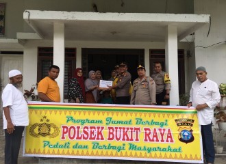 Jum'at Barokah, Polsek Bukit Raya Bagikan Sembako Dan Nasi Bungkus.