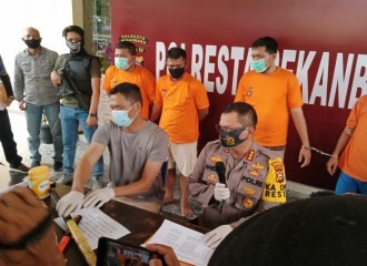 SATRESKRIM POLRESTA PEKANBARU AMANKAN EMPAT TERSANGKA PENGRUSAKAN TEMBOK SD TARUNA ISLAM PEKANBARU