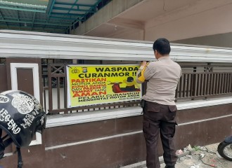  Polsek Payung Sekaki Gencar Lakukan Pemasangan Spanduk Himbauan Waspada Pencurian C3. 