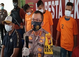 SAT RESNARKOBA POLRESTA PEKANBARU TANGKAP TIGA TERSANGKA PENGEDAR SHABU DIJALAN PANGERAN HIDAYAT GANG ISRAR PEKANBARU