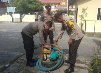 Kapolsek Tampan Melakukan Pengecekan Peralatan Serta Mesin Robin Antisipasi Bencana Karhutla Diwilayah Hukum Polsek Tampan Pekanbaru