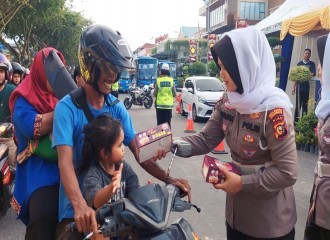 Indahnya Berbagi, Sat Lantas Polresta Pekanbaru Bagikan Takjil Gratis Dijalan Sudirman.