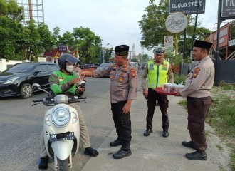Kapolsek Bukit Raya Turun Ke Jalan Bagi Takjil Di Bulan Suci Ramadhan.
