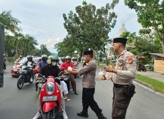 Polsek Bukit Raya Bagi-Bagi Takjil Gratis Kepada Warga Masyarakat.