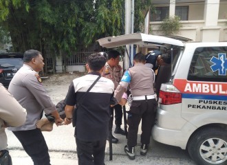 Gerak Cepat Anggota Polresta Pekanbaru Bantu Warga Tak Sadarkan Diri Dalam Mobil
