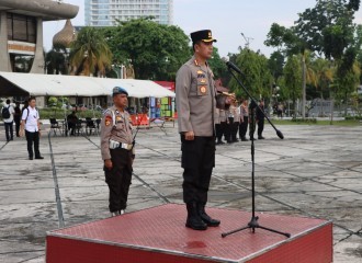 Kapolresta Pimpin Apel Kesiapan Pengamanan Peringatan Hari Buruh Internasional ( May Day ) Di Halaman Kantor Gurbernur.