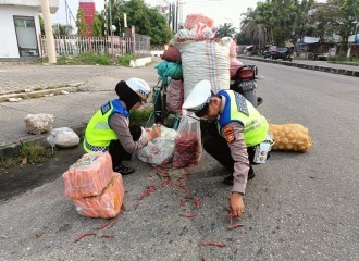 Respon Cepat, Kanit Lantas Polsek Senapelan Bantu Pungut Cabe Pedagang Yang Berserakan Di Jalan
