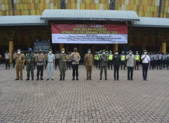 KAPOLRESTA PEKANBARU HADIRI APEL GELAR PASUKAN OPERASI LILIN LANCANG KUNING TA 2020